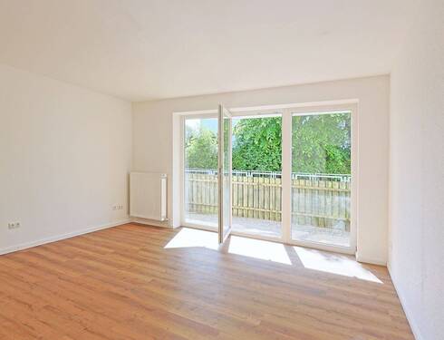Wohnzimmer mit Terrasse - Frisch saniert und ruhig gelegen: EG-Wohnung mit 3 Zimmern in Großhansdorf