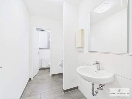 Sanitärbereich mit Urinal - 9 Zimmer Büro in Saarbrücken