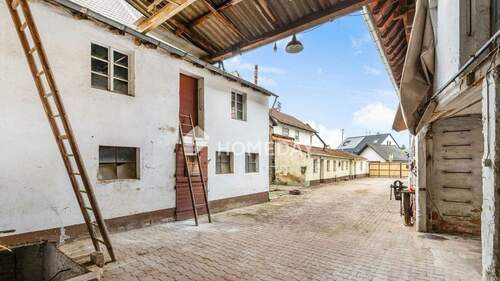 Innenhof 1 - 9 Zimmer Einfamilienhaus in Neuhofen