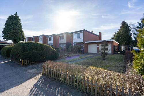 Außenansicht - Ihr Reihenendhaus mit großer Doppelgarage direkt am Haus!