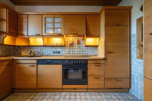 Küche mit Vollholz-Einbauküche - 