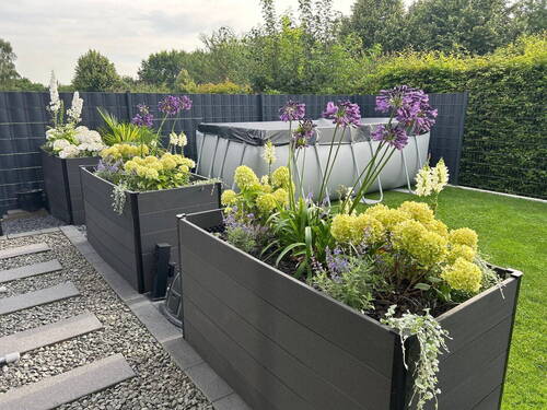 Gartenseite mit Beet und Pool - 