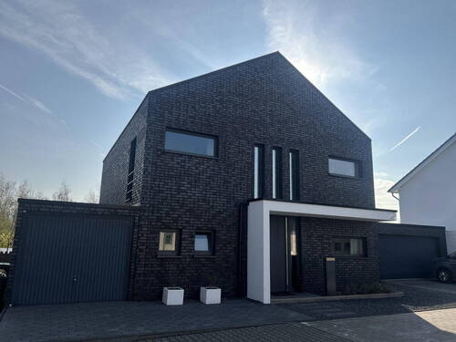 Vorderansicht mit Garagen - Freistehendes modernes Architektenhaus