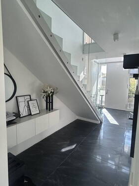 Flur mit gerader Treppe - 