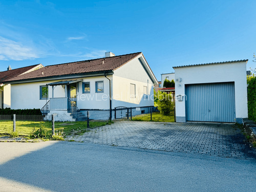 Ansicht - Wohnen auf einer Ebene: attraktiver Bungalow mit großem Grundstück in Osterhofen