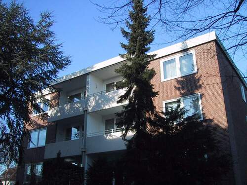 Hausansicht - Top-Lage: renovierte 2-Zimmer-Wohnung mit Balkon u. Garage im Stadtbereich