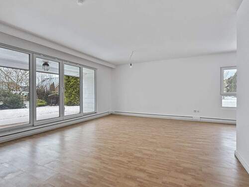 Großzügiger Wohnbereich mit Zugang zur Terrasse - 4 Zimmer Bungalow zur Miete in Schleswig-Holstein