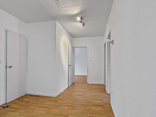 Geräumiger Flur mit Zugang zu allen Zimmern - 4 Zimmer Bungalow in Schleswig-Holstein