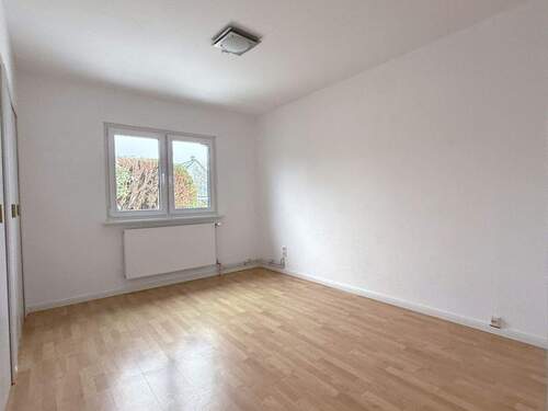 Mögliches Kinder- oder Arbeitszimmer mit Einbauschrank - 