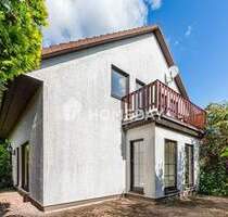 Großzügiges Einfamilienhaus mit Einliegerwohnung, Kamin, Gartenidylle & Pool in Priester - Priester OT Krostitz