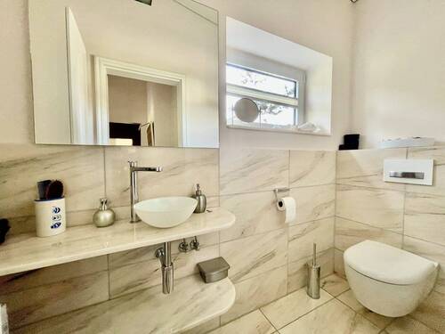 Elegantes WC im modernen Design - 