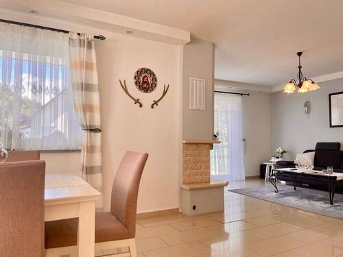 Blick ins Wohnzimmer - 