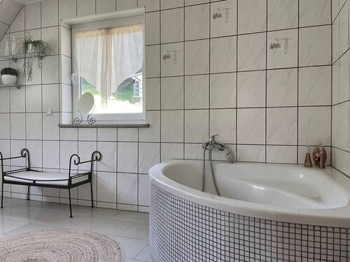 Bad mit Eckbadewanne - 