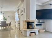 offener Wohnbereich mit Kamin - 