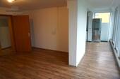 OG: Wohnzimmer mit Zugang zur Küche - 