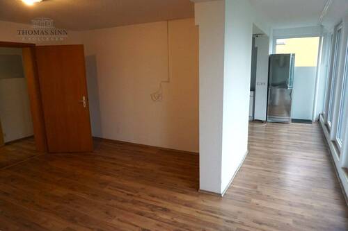 OG: Wohnzimmer mit Zugang zur Küche - 