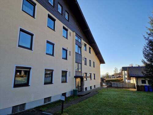 Hauseingangsseite.. - 4 Zimmer Etagenwohnung zum Kaufen in Böbrach