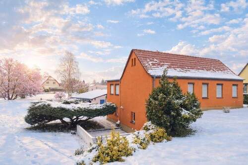 Winterliche Außenansicht des Wohnhauses - Haus mit Geschichte, Grundstück mit Zukunft - hier beginnt Ihr Projekt!