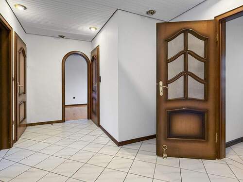 Großzügiger Flur mit Zugang zu allen Wohnräumen - Bungalow mit 101,00 m&sup2; in Schleswig-Holstein zur Miete