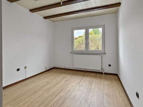 Potentielles Kinderzimmer mit praktischer Raumaufteilung - 