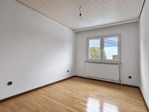 Helles Zimmer ideal nutzbar als Büro oder Gästezimmer - 