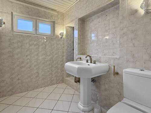 Duschbad mit barrierefreier Dusche und Tageslichtfenster - 