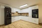 ...mit offener, hochwertiger Einbauküche - 