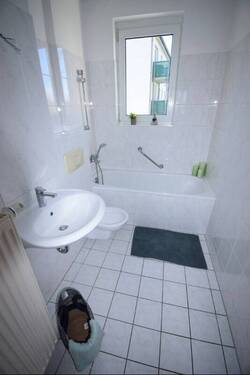 Originalbild Bad - 3 Zimmer Etagenwohnung zur Miete in Riesa