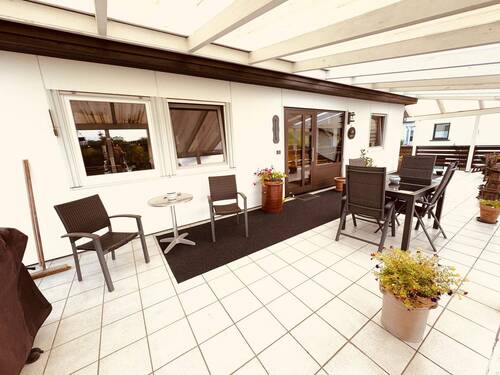 4. Terrasse und Hauseingang - 