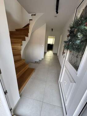 Eingangsbereich und Flur EG - 5 Zimmer Doppelhaushälfte zum Kaufen in Ottenhofen