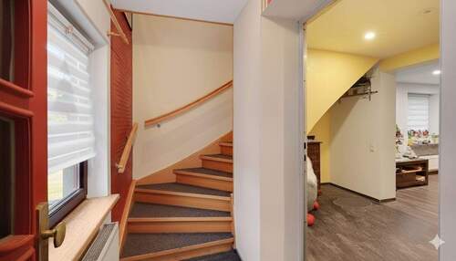 Treppenhaus - 7 Zimmer Mehrfamilienhaus, Wohnhaus in Planebruch