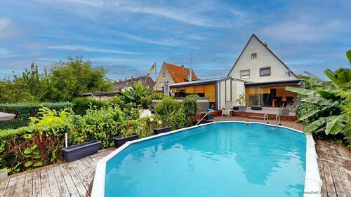 Rückansicht des Hauses mit Terrasse und Pool - Provisionsfrei für Käufer: Modernisierte DHH mit Garten, Pool u. Doppel-Carport in Hamm Bockum-Hövel