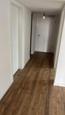 Blick zur Haustür Flur - Etagenwohnung mit 164,00 m&sup2; in Neustadt in Holstein zur Miete