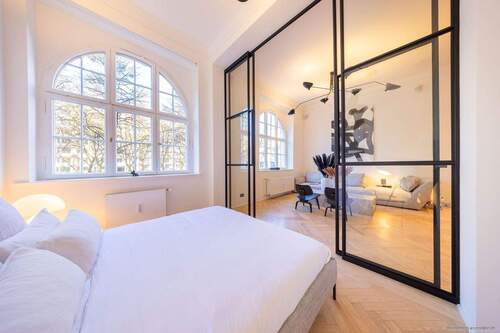 Schlafzimmer mit Rundbogenfenster - 2 Zimmer Etagenwohnung in München