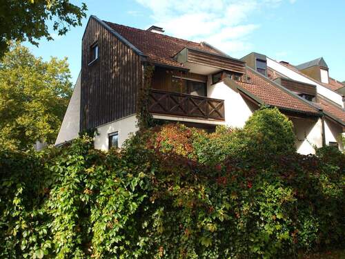 Hausansicht - Top Lage - viel Potenzial - 2 Garagen! Älteres REH mit viel Platz und Split-Level-Bauweise!