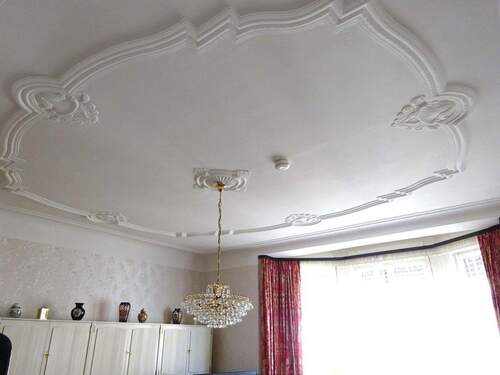 Decke Wohnzimmer - 3 Zimmer Etagenwohnung zum Kaufen in Stuttgart