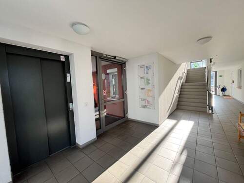 Eingangsbereich Lift Treppe.jpeg - 2 Zimmer Etagenwohnung in Kandern