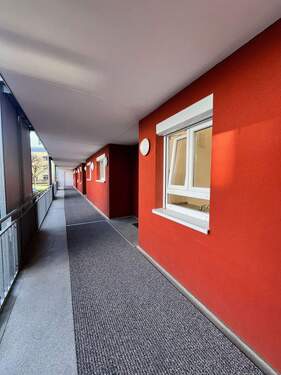 Aussen Laubengang.jpeg - Etagenwohnung mit 60,00 m&sup2; in Kandern zur Miete