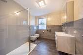 Erdgeschosseinheit: modernes Badezimmer - 