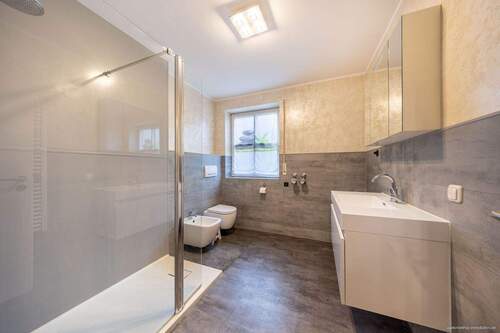 Erdgeschosseinheit: modernes Badezimmer - 