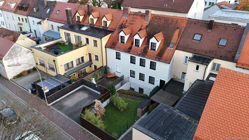 Blick auf das Haus - Einzigartige Lage in der Freisinger Altstadt - Aufgeteiltes, gepflegtes Architektenhaus mit 3 Einheiten und Garten!