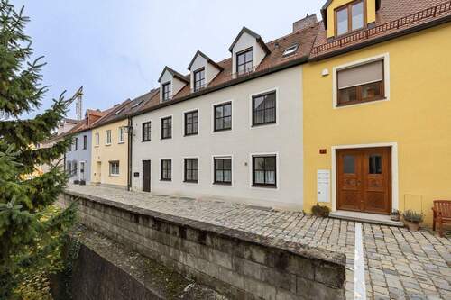 Hausansicht - 7 Zimmer Reihenmittelhaus zum Kaufen in Freising