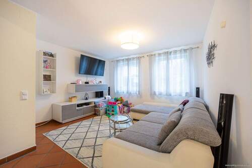 Erdgeschosseinheit: geräumiges Wohnzimmer - 