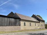 Straßenansicht mit Nebengebäuden - 