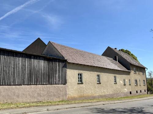 Straßenansicht mit Nebengebäuden - 
