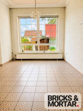 Flur mit großem Fenster - 