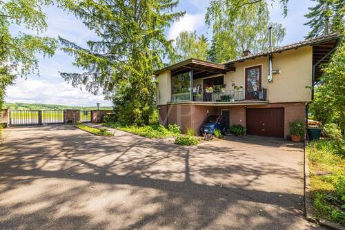 Vorderansicht Haus von der Einfahrt - 3 Zimmer Einfamilienhaus zum Kaufen in Bad Rodach / Heldritt