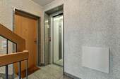 Treppenhaus + Aufzug - 