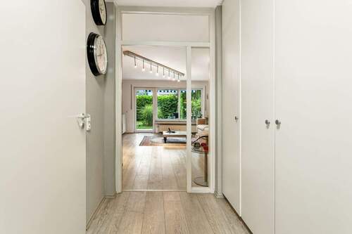 Flur mit Einbauschränken - Idyllische Gartenwohnung mit 3 Zimmern in Holthausen-Itter!