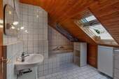 Badezimmer im Dachgeschoss - 
